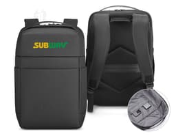 Mochila para Notebook Premium na cor preta, feita em couro moderno e metal. Possui alça, bolsos e suporte para laptop. Ideal