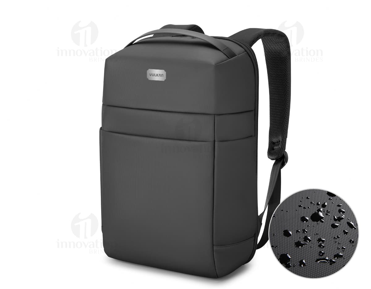 Mochila para Notebook Premium, em couro preto, moderna e elegante. Ideal para viagens de negócios e uso profissional. Equipamento de alta qualidade, com alça de transporte e compartimento para armazenamento de objetos. Confeccionada em material resistente, com design sofisticado e estilo vintage. Ideal para quem busca praticidade e segurança para o transporte de dispositivos tecnológicos.