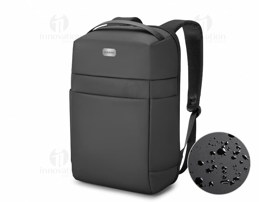 Mochila para Notebook Premium, em couro preto, moderna e elegante. Ideal para viagens de negócios e uso profissional. Equipamento de alta qualidade, com alça de transporte e compartimento para armazenamento de objetos. Confeccionada em material resistente, com design sofisticado e estilo vintage. Ideal para quem busca praticidade e segurança para o transporte de dispositivos tecnológicos.