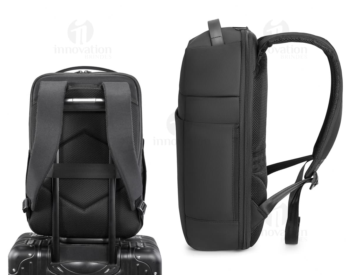 Mochila para Notebook Premium preta, feita de couro, equipada com tecnologia moderna para transportar equipamentos eletrônicos, como câmera, laptop e acessórios de negócios. Design vintage e profissional, com vários compartimentos de armazenamento e alças resistentes.