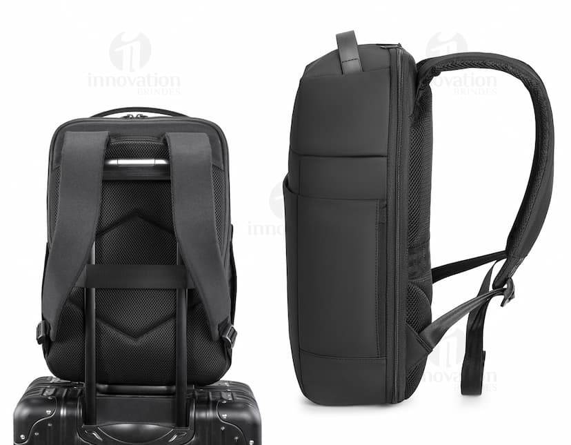Mochila para Notebook Premium preta, feita de couro, equipada com tecnologia moderna para transportar equipamentos eletrônicos, como câmera, laptop e acessórios de negócios. Design vintage e profissional, com vários compartimentos de armazenamento e alças resistentes.