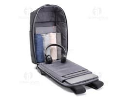 Mochila para notebook premium preta de couro, com design moderno e elegante. Possui um compartimento único para laptop, apoio