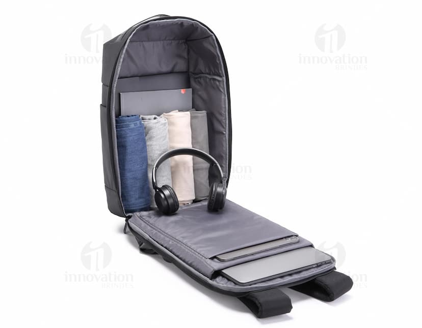 Mochila para notebook premium preta de couro, com design moderno e elegante. Possui um compartimento único para laptop, apoio para as costas, alça de transporte, fecho de metal cromado e detalhes em prata. Ideal para viagens de negócios ou lazer, com espaço para vários acessórios e equipamentos eletrônicos.
