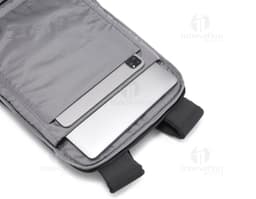 Mochila para notebook premium preta, moderna e compacta, com diversos compartimentos para armazenamento de dispositivos