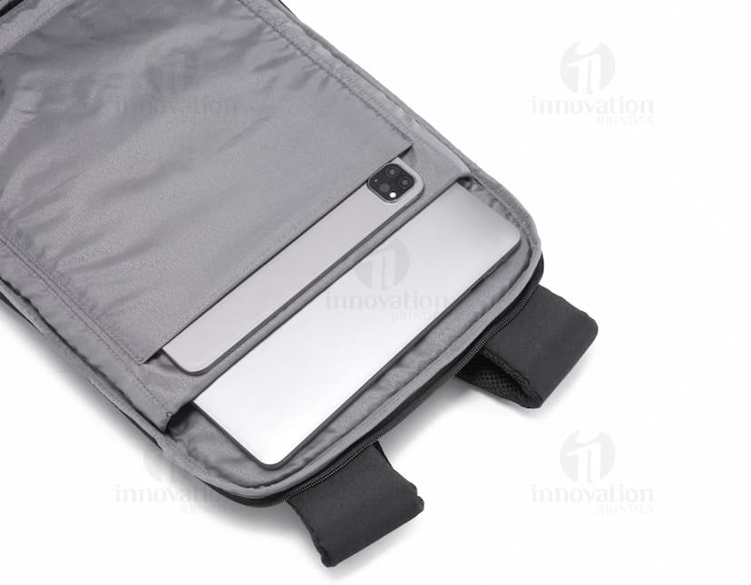 Mochila para notebook premium preta, moderna e compacta, com diversos compartimentos para armazenamento de dispositivos eletrônicos e acessórios. Ideal para uso de trabalho, estudos ou viagens, proporcionando praticidade e segurança para guardar notebook, mouse, carregadores, documentos, entre outros itens essenciais.