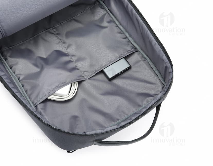 Mochila para notebook premium preta de couro, com alça, zíper, tiras de segurança e bolsos, modelo moderno e elegante.