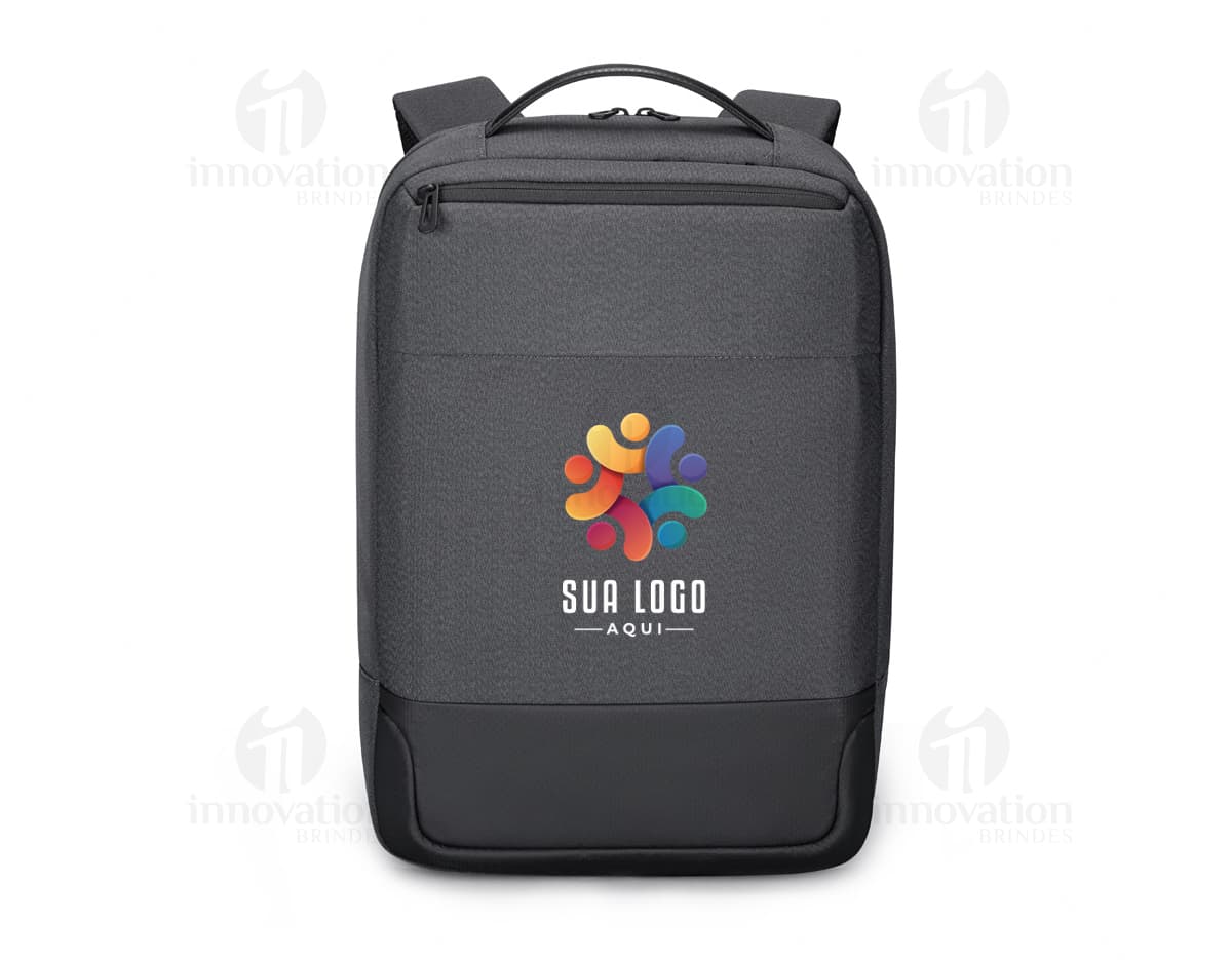 Mochila para Notebook Premium preta de couro, moderna e elegante, equipada com dispositivos eletrônicos e tecnologia, ideal para viagens de negócios.