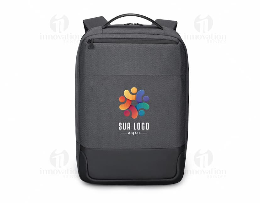 Mochila para Notebook Premium preta de couro, moderna e elegante, equipada com dispositivos eletrônicos e tecnologia, ideal para viagens de negócios.