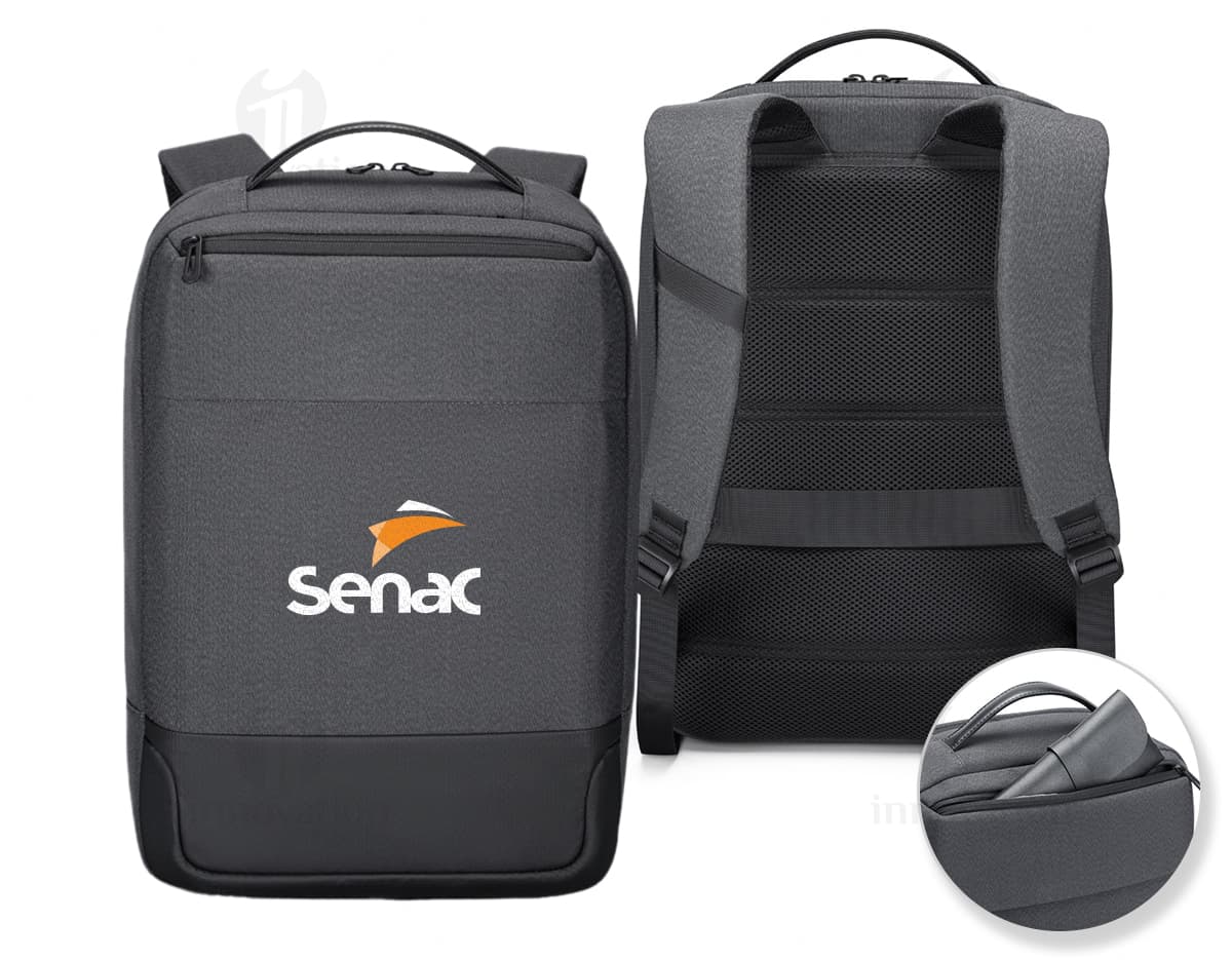 Mochila para Notebook Premium preta, moderna e profissional, feita em couro, com compartimentos para equipamentos eletrônicos e lentes de câmera. Ideal para viagens e transporte seguro de objetos tecnológicos.