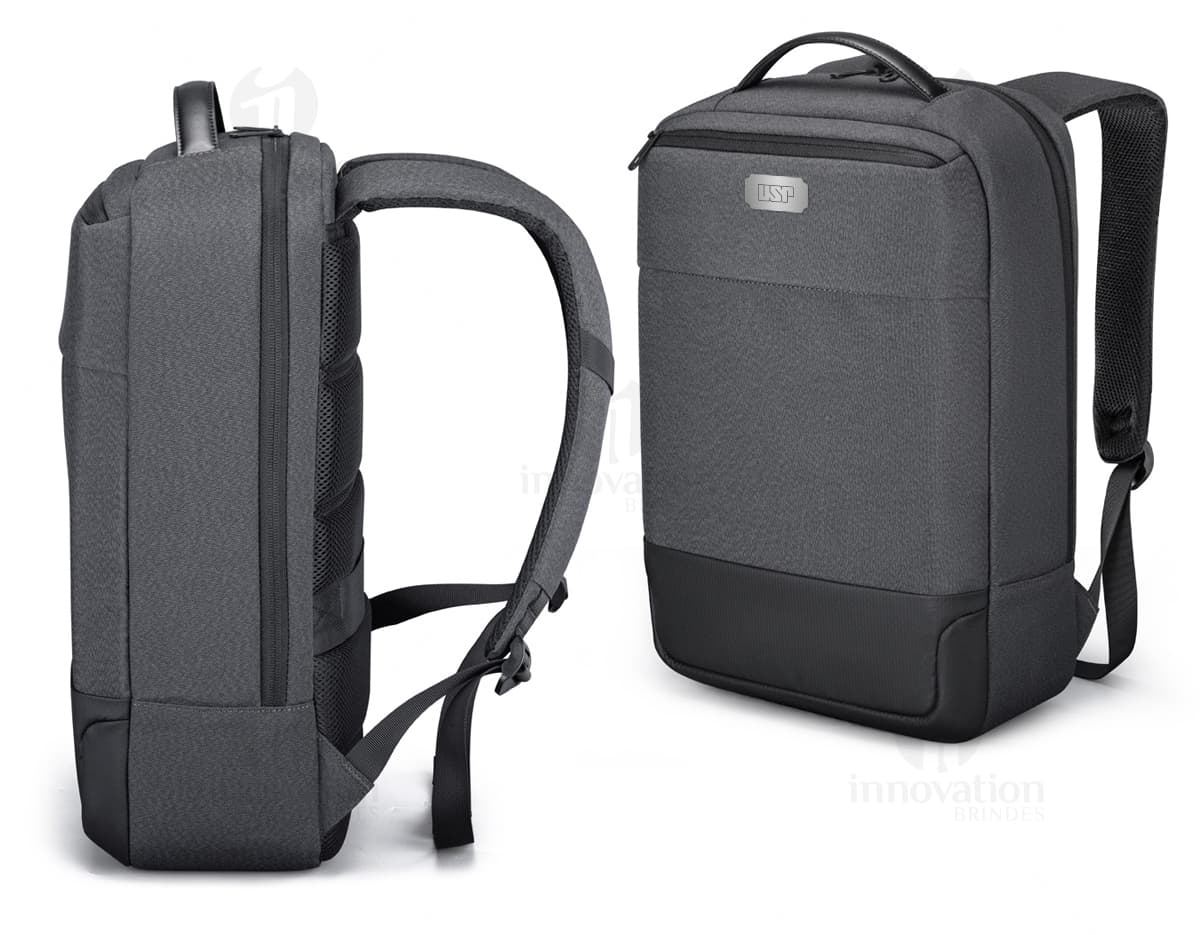 Mochila para notebook premium em preto, feita de couro e metal, possui compartimentos para equipamentos eletrônicos e acessórios, como câmera, caixa de som, fone de ouvido e laptop. Estilo vintage e moderno, ideal para viagens de negócios ou estúdio.