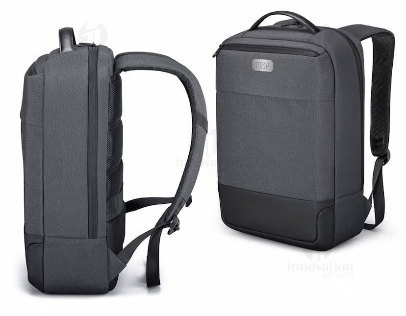 Mochila para notebook premium em preto, feita de couro e metal, possui compartimentos para equipamentos eletrônicos e acessórios, como câmera, caixa de som, fone de ouvido e laptop. Estilo vintage e moderno, ideal para viagens de negócios ou estúdio.