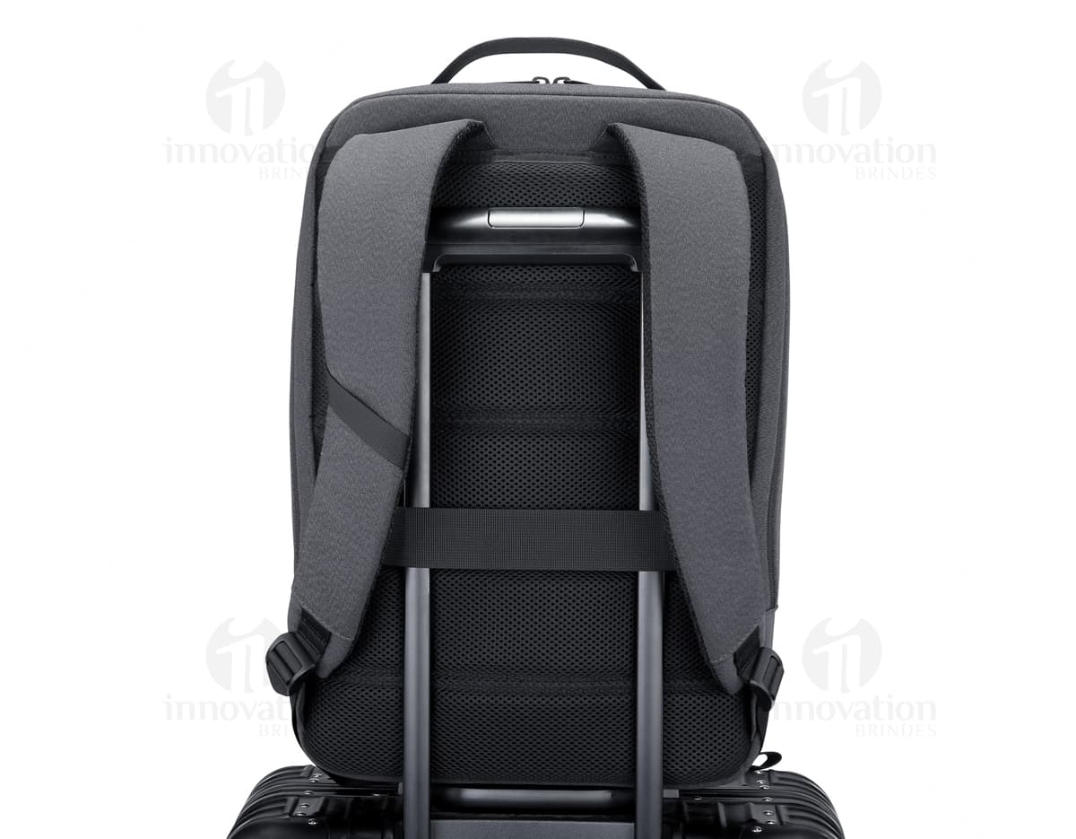 Mochila para Notebook Premium em couro preto, ideal para viagens de negócios e profissionais. Possui compartimento para equipamentos eletrônicos, como câmera e telefone, e alças acolchoadas para conforto durante o transporte. Perfeita para executivos e empresários, além de ser prática e moderna para uso diário.