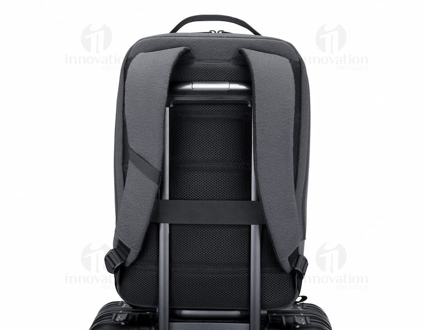 Mochila para Notebook Premium em couro preto, ideal para viagens de negócios e profissionais. Possui compartimento para equipamentos eletrônicos, como câmera e telefone, e alças acolchoadas para conforto durante o transporte. Perfeita para executivos e empresários, além de ser prática e moderna para uso diário.