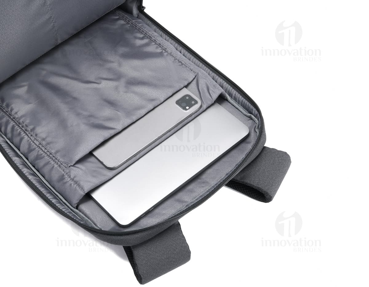 Mochila para Notebook Premium preta de couro, moderna e elegante. Equipada com compartimentos para objetos de negócios e dispositivo eletrônico.