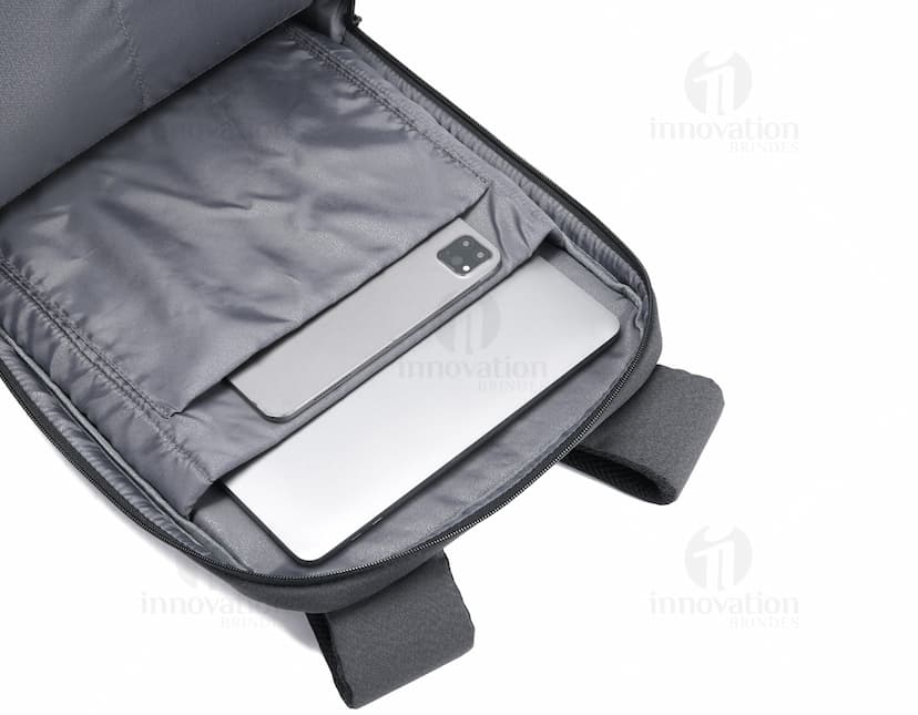 Mochila para Notebook Premium preta de couro, moderna e elegante. Equipada com compartimentos para objetos de negócios e dispositivo eletrônico.