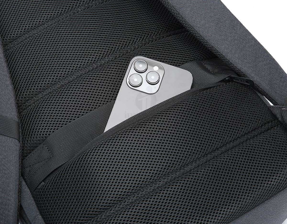 Mochila para Notebook Premium em couro preto com textura moderna e elegante. Possui fecho de botão, cinto de segurança, design sofisticado e espaço interno espaçoso. Ideal para profissionais que buscam elegância e praticidade no trabalho.