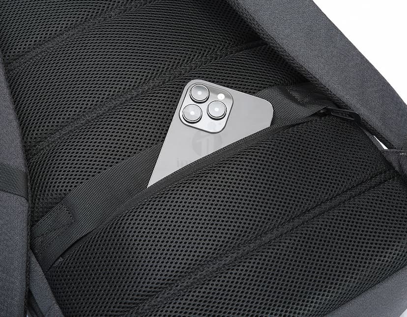 Mochila para Notebook Premium em couro preto com textura moderna e elegante. Possui fecho de botão, cinto de segurança, design sofisticado e espaço interno espaçoso. Ideal para profissionais que buscam elegância e praticidade no trabalho.