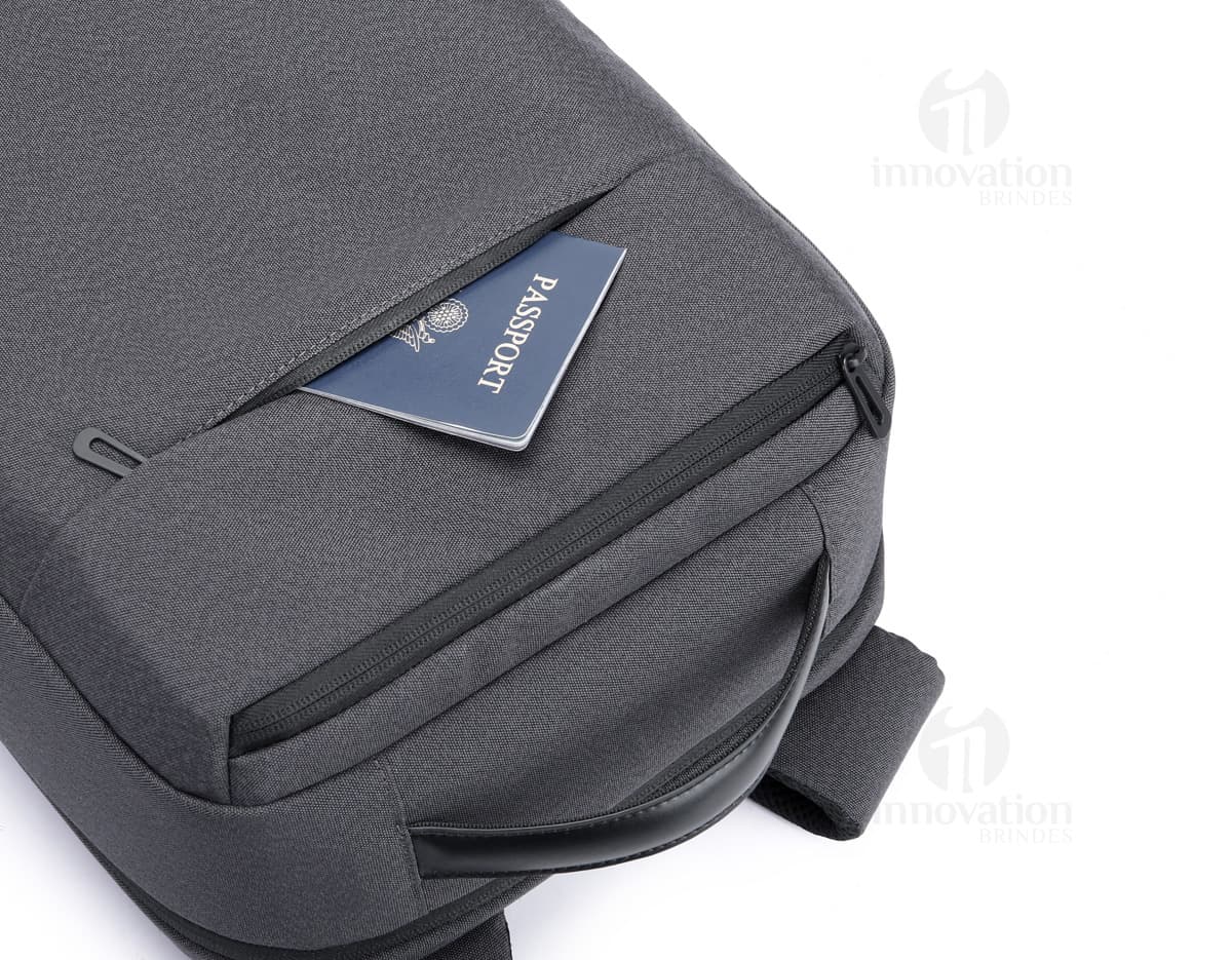Mochila para Notebook Premium em couro preto, com mecanismo de segurança, adaptador e controle eletrônico para proteção de dados. Ideal para guardar equipamentos eletrônicos, como laptop, câmera digital e teclado. Maleável e moderna, possui diversos compartimentos para organização de objetos pessoais, como chaves, dinheiro e acessórios.