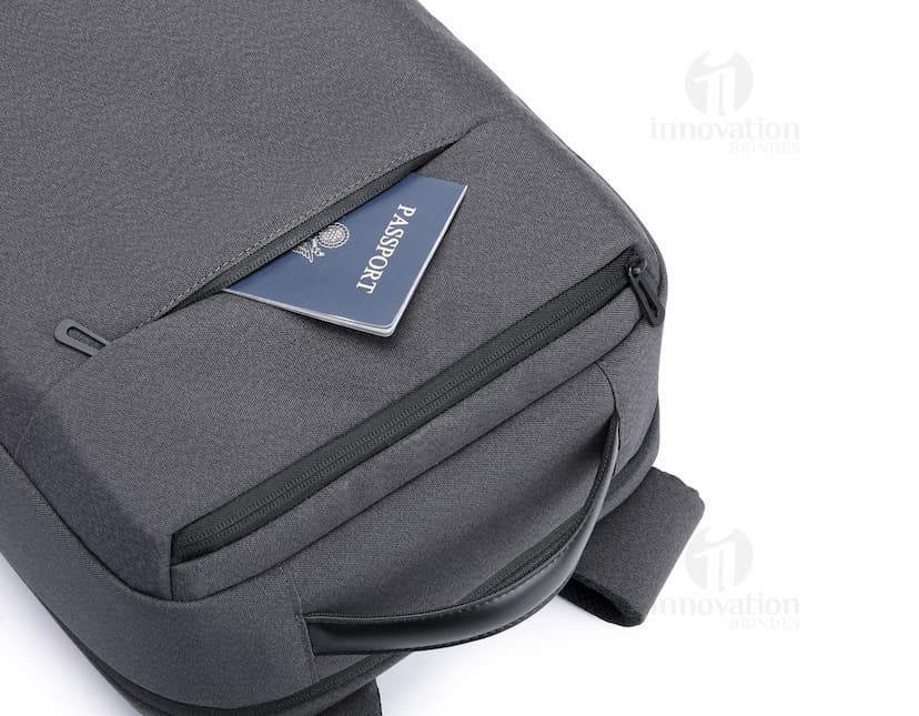 Mochila para Notebook Premium em couro preto, com mecanismo de segurança, adaptador e controle eletrônico para proteção de dados. Ideal para guardar equipamentos eletrônicos, como laptop, câmera digital e teclado. Maleável e moderna, possui diversos compartimentos para organização de objetos pessoais, como chaves, dinheiro e acessórios.