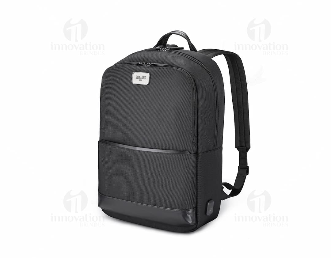Mochila para Notebook Premium, moderna e elegante em couro preto. Possui diversos compartimentos para equipamentos eletrônicos, alças resistentes e design vintage. Ideal para viagens de negócios ou para uso no escritório.