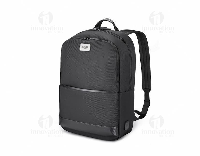 Mochila para Notebook Premium em couro preto, moderna e elegante. Possui alça de metal e zíper. Ideal para viagens de negócios, com compartimentos espaçosos para guardar equipamentos e objetos pessoais com segurança. Ideal para quem busca estilo e praticidade.