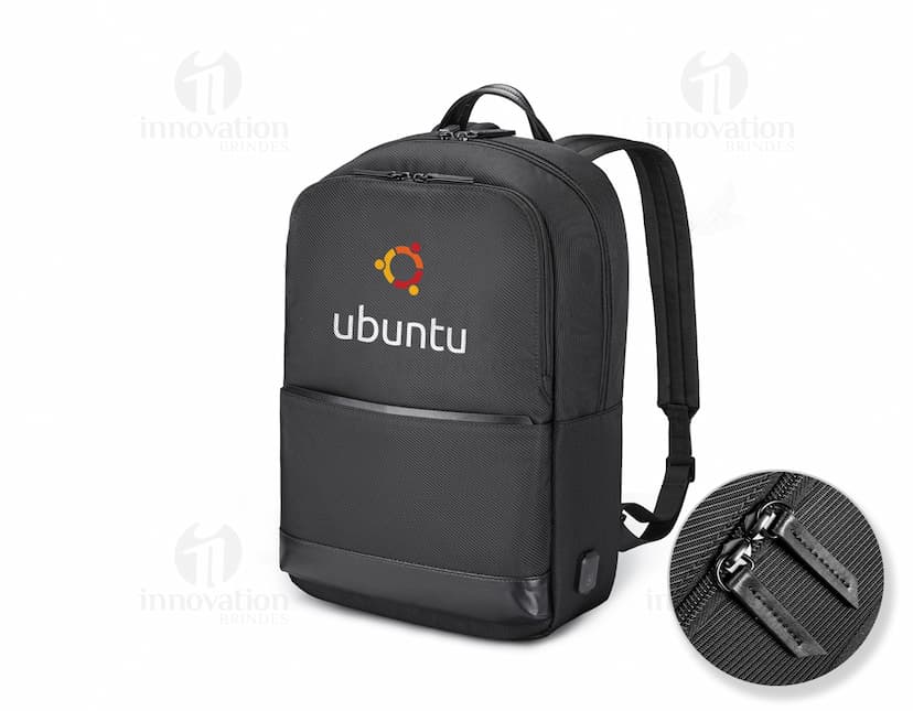 Mochila para Notebook Premium na cor preta, com design moderno e único. Possui vários compartimentos para armazenamento de equipamentos eletrônicos, como laptop e câmera. Feita em material resistente, com alça de couro e zíper para fechamento. Ideal para viagens a negócios ou lazer, garantindo segurança e praticidade para seus aparelhos eletrônicos.