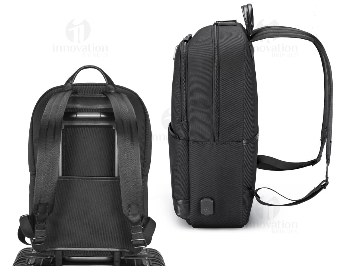 Mochila para Notebook Premium preta em couro, com alça de ombro, bolso frontal com zíper e compartimento acolchoado para laptop. Ideal para viagens de negócios e uso profissional.