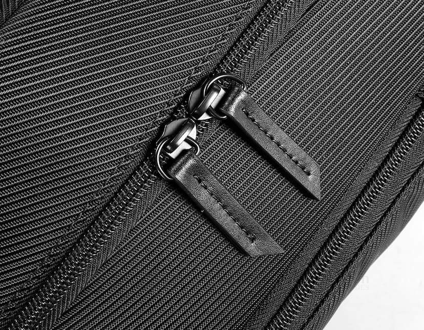 Mochila para Notebook Premium em couro preto, com ziper de metal, fecho seguro, bolso interno para dinheiro e notas, ideal para proteger seu equipamento e manter seu estilo fashion e seguro.