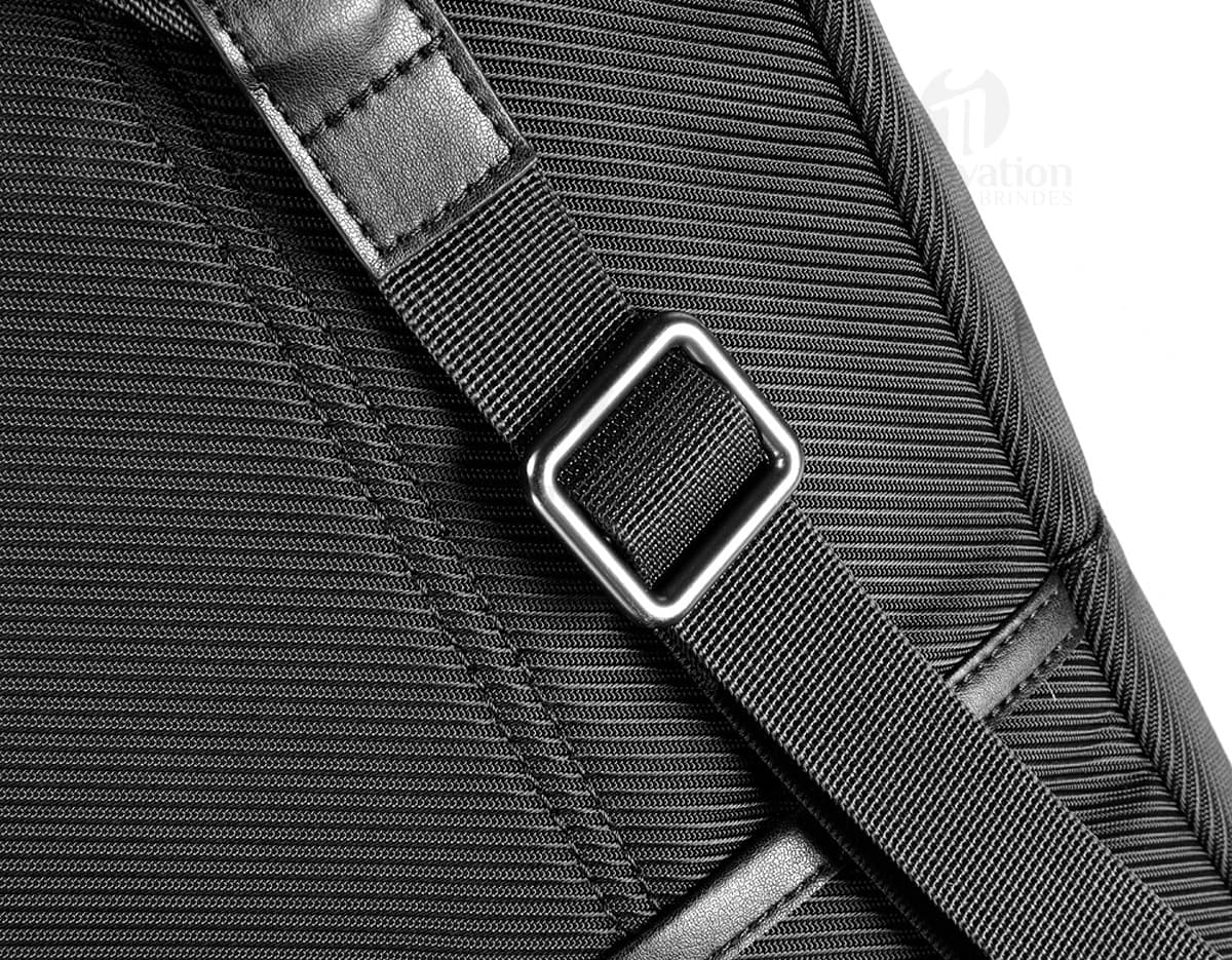 Mochila para Notebook Premium preta, feita de couro e tecido de algodão de alta qualidade. Detalhes em metal, com fecho moderno e design urbano. Ideal para profissionais de negócios e executivos, possui compartimentos espaçosos para notebook, dinheiro, documentos e acessórios. Perfeita para reuniões de trabalho, viagens de negócios e uso diário na cidade. Compatível com estilo corporativo e sucesso profissional.