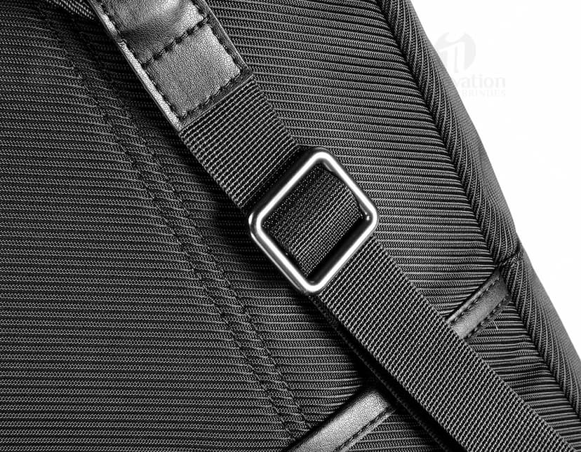 Mochila para Notebook Premium preta, feita de couro e tecido de algodão de alta qualidade. Detalhes em metal, com fecho moderno e design urbano. Ideal para profissionais de negócios e executivos, possui compartimentos espaçosos para notebook, dinheiro, documentos e acessórios. Perfeita para reuniões de trabalho, viagens de negócios e uso diário na cidade. Compatível com estilo corporativo e sucesso profissional.