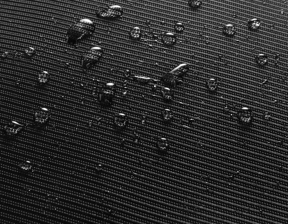 Mochila para Notebook Premium em material resistente de alta qualidade, com textura de tela de janela metálica em tons de prata e preto. Design moderno e durável, ideal para proteger seu notebook com estilo e elegância.