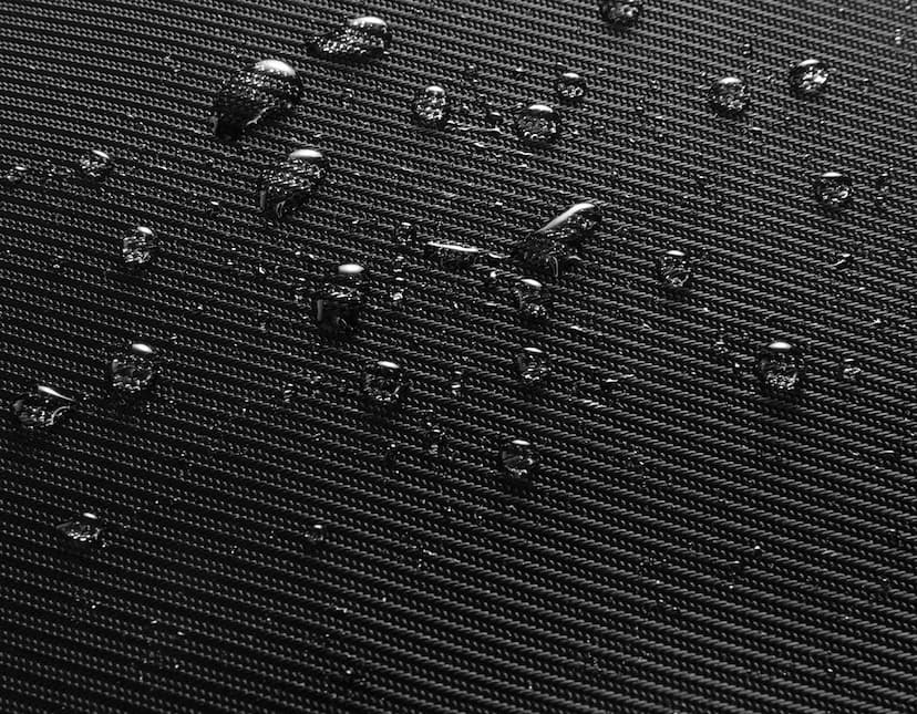 Mochila para Notebook Premium em material resistente de alta qualidade, com textura de tela de janela metálica em tons de prata e preto. Design moderno e durável, ideal para proteger seu notebook com estilo e elegância.