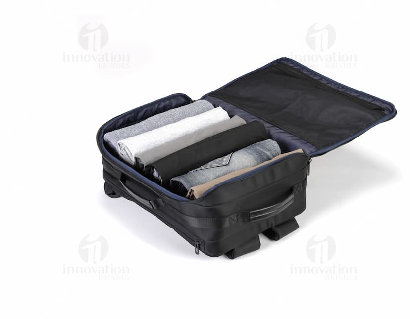 Mochila para Notebook Premium em couro preto, moderna e elegante, com compartimentos para equipamentos eletrônicos e tecnológicos, como laptop, impressora, scanner e dispositivos eletrônicos. Perfeita para negócios e finanças, oferece praticidade e segurança para armazenamento de dinheiro, papéis e outros objetos, com alças confortáveis e visual sofisticado. Ideal para transporte de acessórios de escritório e aparelhos eletrônicos pessoais.
