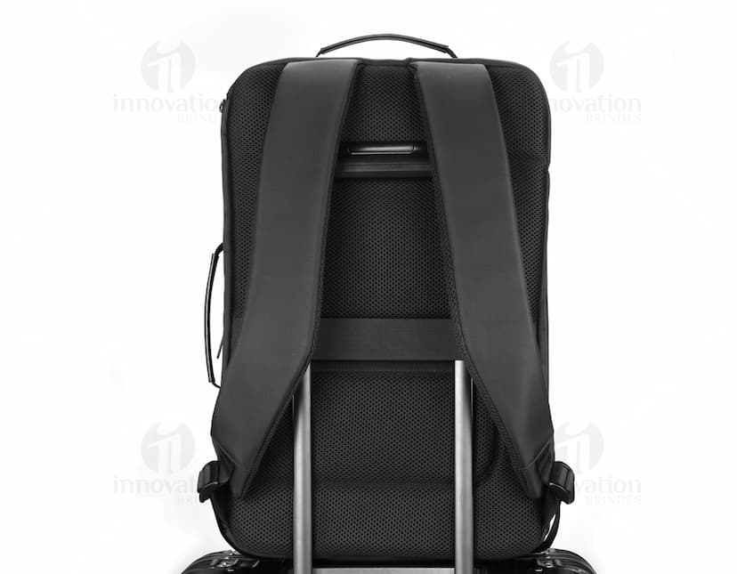Mochila para Notebook Premium preta de couro com alça de metal cromado e detalhes em prata. Ideal para viagens de negócios e lazer, possui compartimentos internos e externos para armazenar equipamentos e objetos. Estilo moderno e elegante para homens executivos.