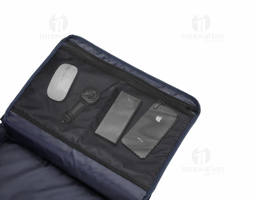 Mochila para Notebook Premium com compartimento para equipamentos digitais, incluindo um apontador de lápis, tecnologia avançada, dispositivos eletrônicos, caixa de dados e contêiner para armazenamento. Em um estilo moderno e elegante de cor preta, ideal para armazenar e transportar seu laptop e acessórios com segurança e praticidade.