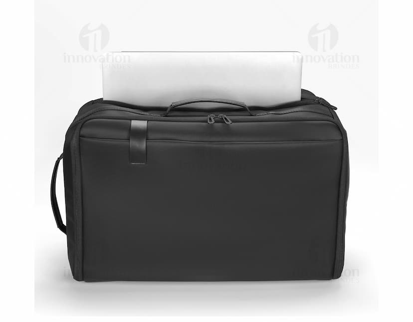 Mochila para Notebook Premium em couro preto, moderna e elegante. Possui alça, botão cromado e símbolo de negócios. Ideal para viagens, escritório e armazenamento de equipamentos.