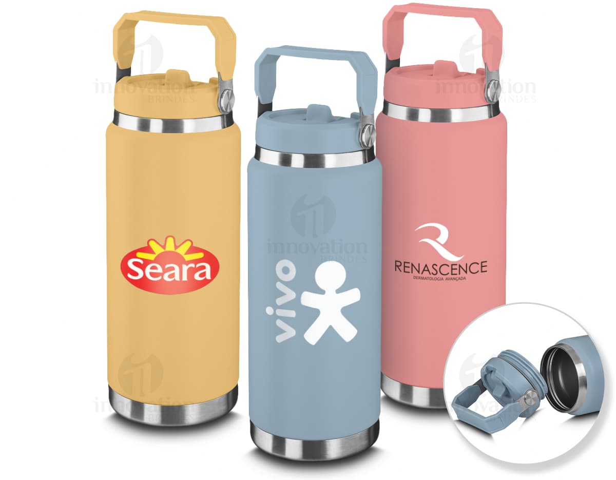Garrafa térmica de 900ml em metal prateado, com tampa e alça de transporte. Adequada para líquidos quentes ou frios.