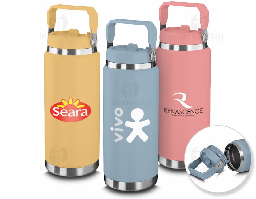 Garrafa térmica de 900ml em metal prateado, com tampa e alça de transporte. Adequada para líquidos quentes ou frios.