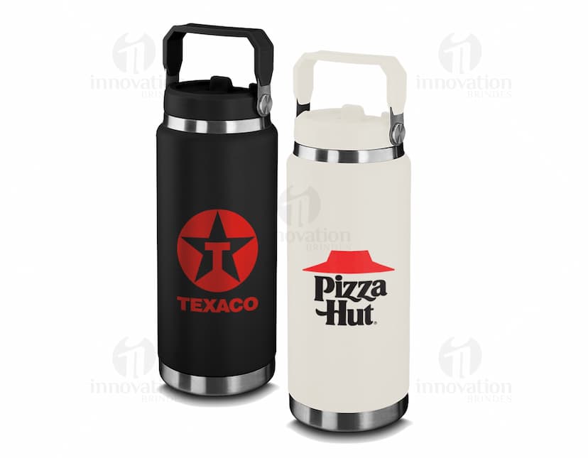 Garrafa térmica de 900ml, com design clean e transparente, contendo líquido. Possui tampa plástica e é adequada para manter a bebida fresca por longos períodos.