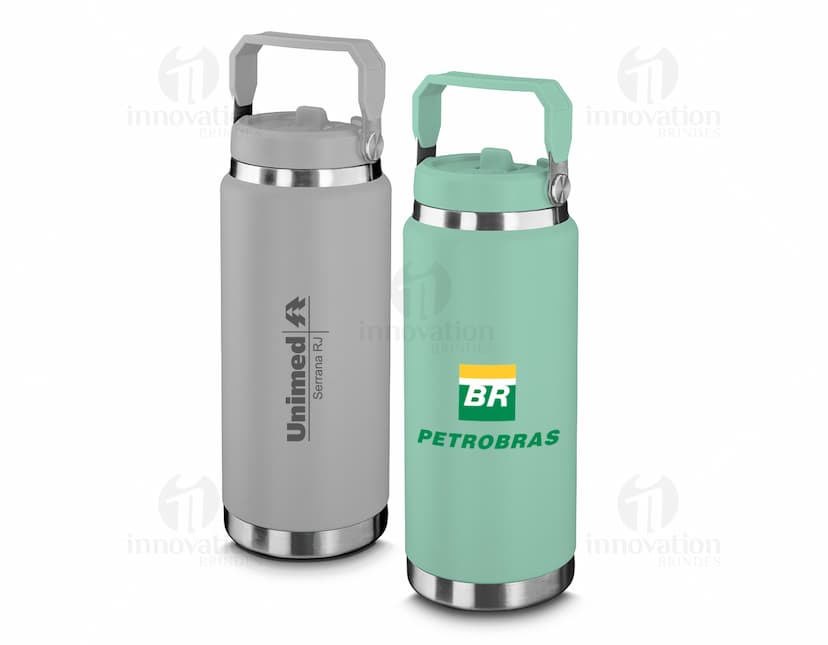 Garrafa térmica de 900ml em metal prateado, vazia e limpa. Possui tampa com alça, design elegante e reflexo brilhante. Adequada para bebidas quentes ou frias, ideal para manter a temperatura da bebida por mais tempo.