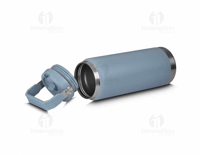 Garrafa térmica de 900ml em metal prateado, com design moderno e acabamento brilhante. Possui tampa com plug para vedação e conexão, garantindo conservação da temperatura por horas. Ideal para armazenar líquidos quentes ou frios durante viagens, passeios ou no dia a dia.