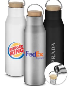 Garrafa térmica de 600ml transparente, de plástico, com tampa amarela. A garrafa contém líquido refrescante e está sobre uma toalha marrom, em um ambiente limpo e claro.