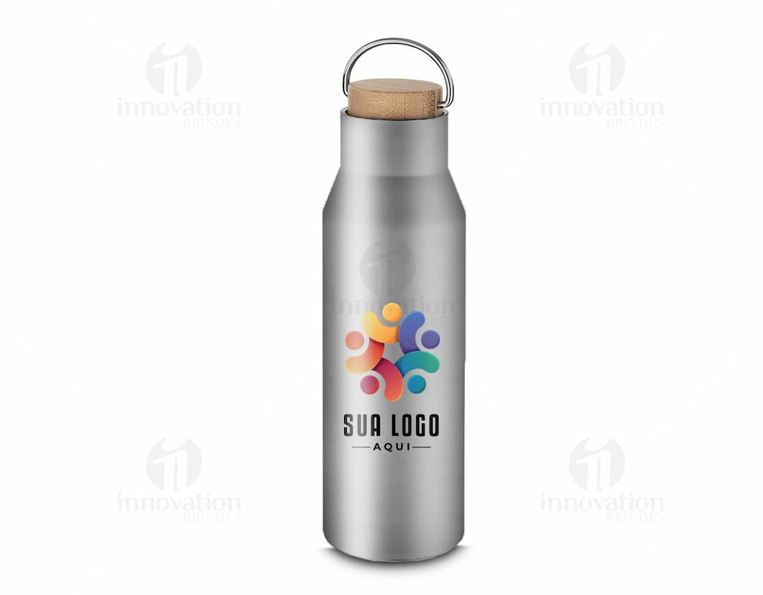 Garrafa térmica de 600ml transparente, de plástico, com tampa amarela. A garrafa contém líquido refrescante e está sobre uma toalha marrom, em um ambiente limpo e claro.