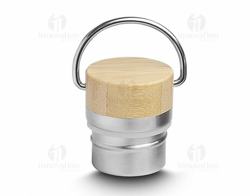 Garrafa térmica de 600ml metálica em aço inoxidável, na cor marrom. Com detalhes em wicker, possui cabo de ouro e fecho de segurança. Pode ser utilizada para armazenar alimentos, sendo um símbolo de elegância e estilo.