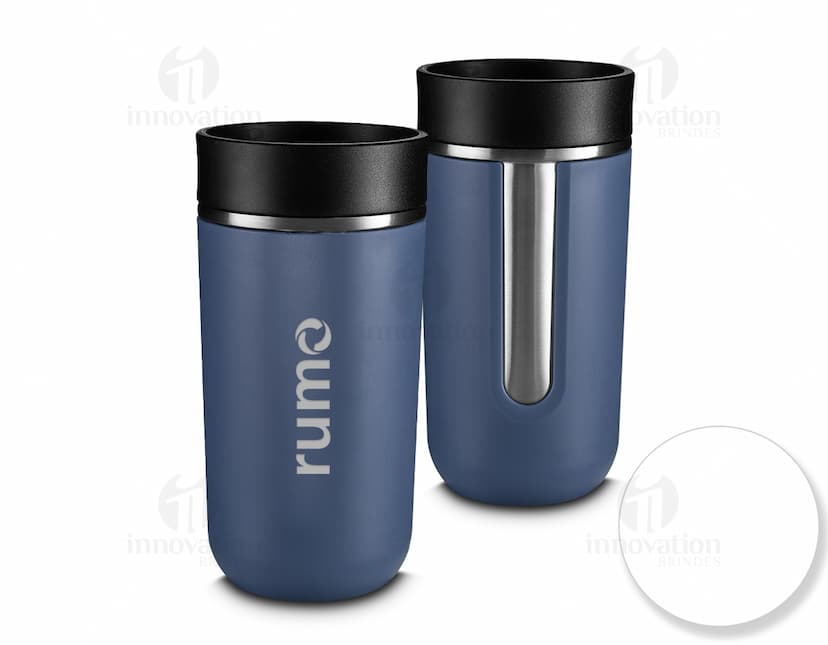 Copo térmico de 400ml em metal prateado, com tampa, vazio e limpo, utilizado para armazenar bebidas.