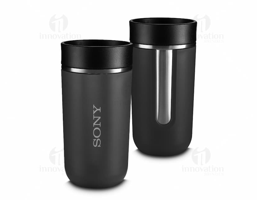 Copo Térmico de 400ml feito de metal prateado, com tampa de plástico e rótulo em branco. O copo é limpo e vazio, possui design 3D e é ideal para armazenar bebidas quentes como café ou chá. É um recipiente único, brilhante e resistente, perfeito para uso diário e cuidados com o meio ambiente.