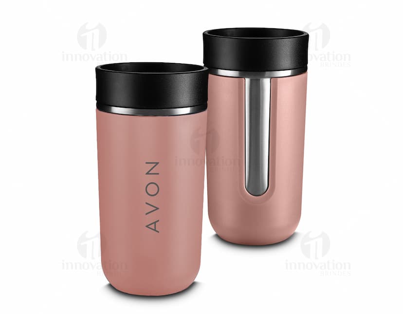 Copo térmico de 400ml em metal prateado, com tampa e alça preta. Objeto vazio e brilhante, ideal para armazenar bebidas quentes ou frias.