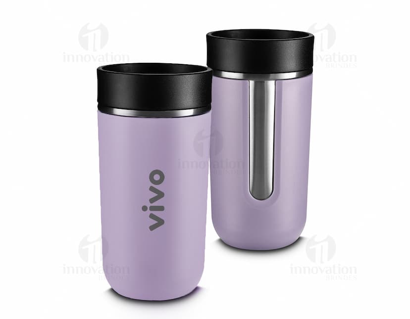 Copo térmico de 400ml em aço inoxidável, com tampa e design moderno. O copo possui um acabamento metálico e refletivo, sendo ideal para armazenar líquidos quentes ou frios. Ideal para uso doméstico ou para viagens longas.