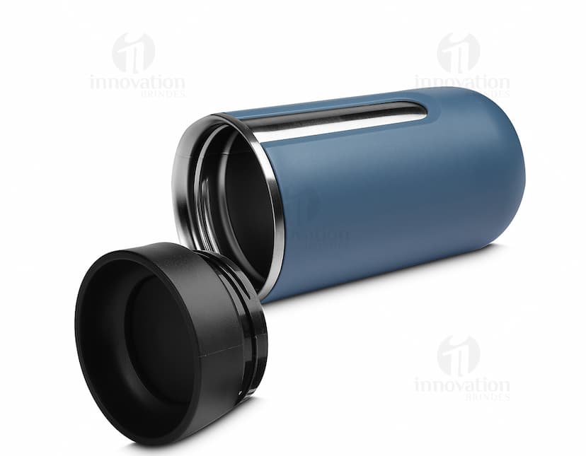 Copo térmico de 400ml em metal, na cor preta e prata, com design tecnológico e brilhante. Possui alça e tampa, ideal para manter a bebida quente ou fria por mais tempo.