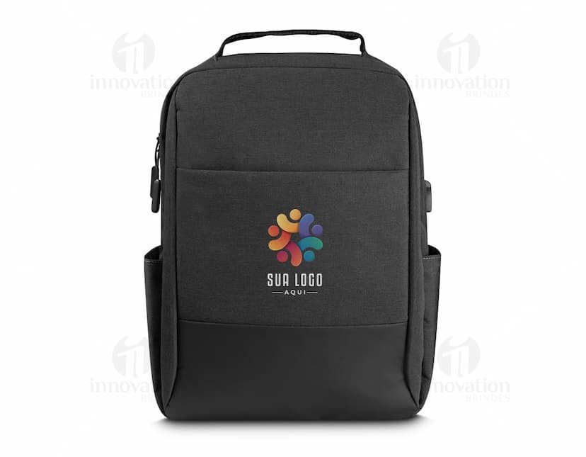 Mochila para notebook de couro preta, com alça e zipper. Ideal para viagens de negócios, possui estilo moderno e elegante. Perfeita para armazenar o seu laptop com segurança durante suas jornadas de trabalho.